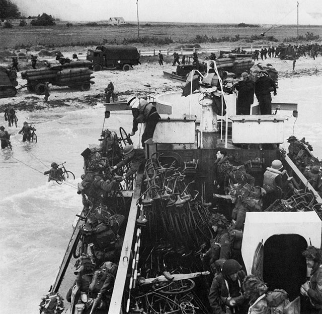 D-Day 6th June 1944. 'C' and 'D' companies of the Highland Light Infantry disembark from LCI 306 at Bernières-sur-mer.