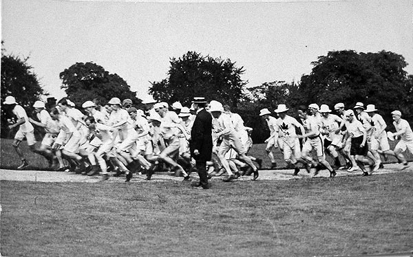 The London Marathon began on the East Lawn of Windsor Castle and would finish 40km later in White City Stadium, Shepherd’s Bush.