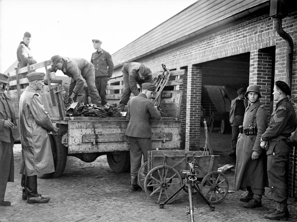 In Aurich, German prisoners of war offload weapons